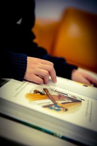 Kind mit Buch
