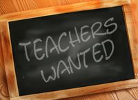 Beschriftete Tafel mit "Teachers wanted"